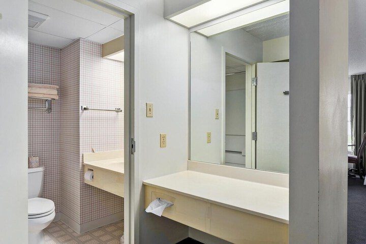 Room 6 of 17