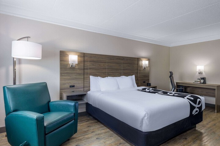 1 King Bed (1 of 17)