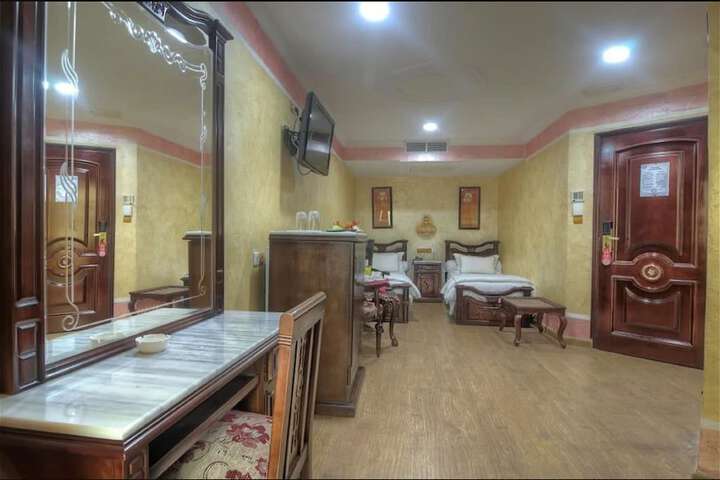 Room 6 of 30