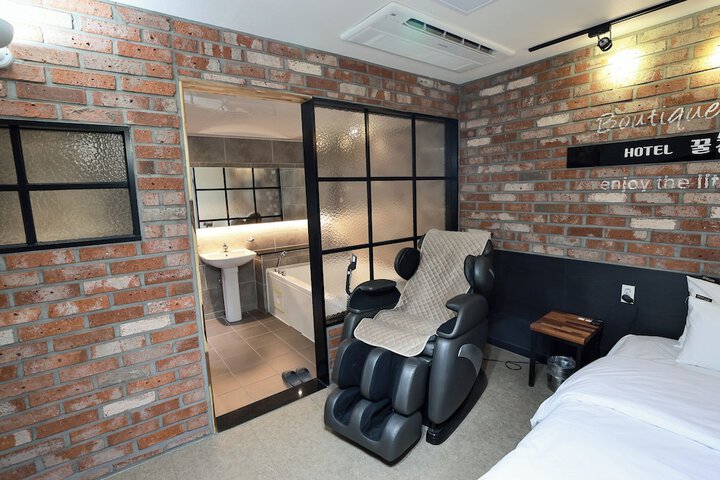 Room 43 of 93