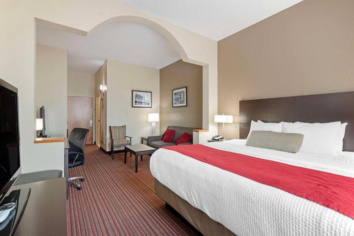 1 King Bed Mobility Accessible Roll in Shower Full Breakfast (9 of 28)