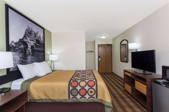 1 Queen Bed (10 of 14)