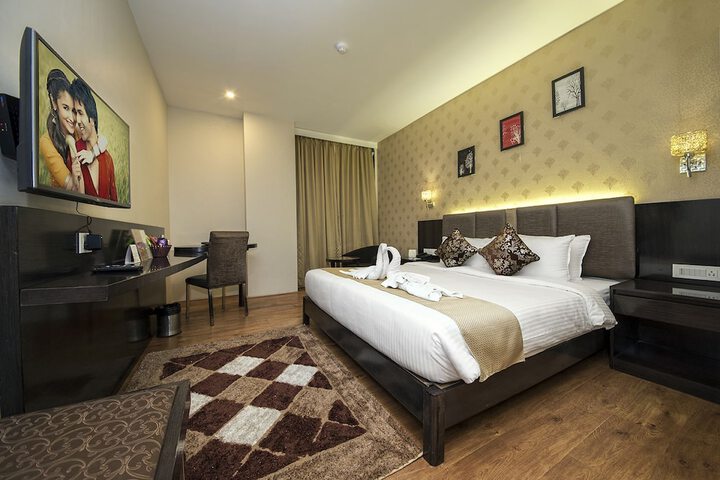Room 6 of 33