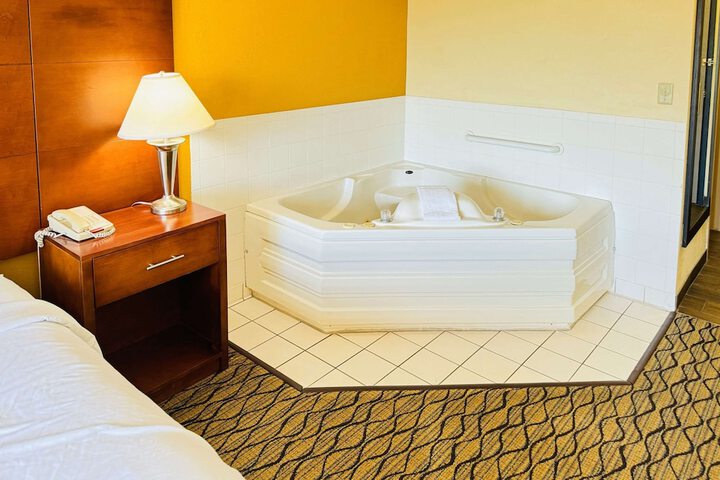 1 King Bed (2 of 14)