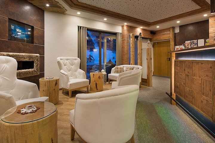 Lounge 22 of 30