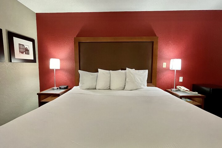 Deluxe Queen Bed (8 of 14)