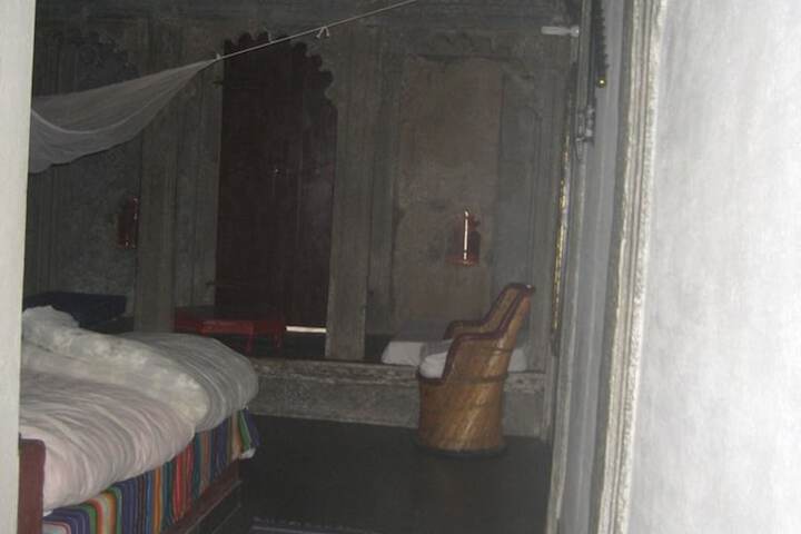 Room 10 of 12