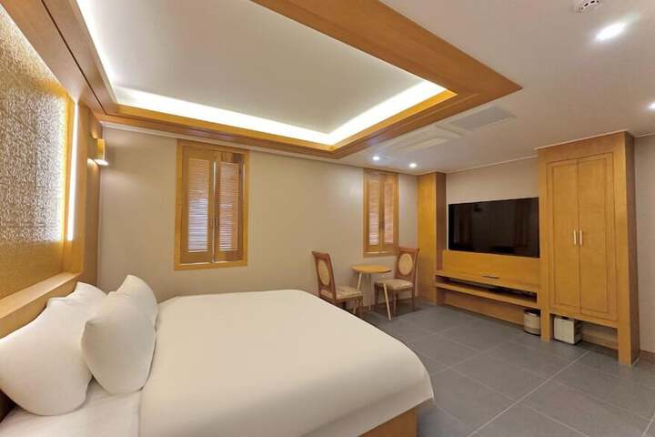 Room 10 of 38