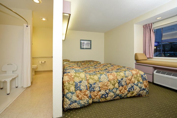 1 Queen Bed (2 of 9)