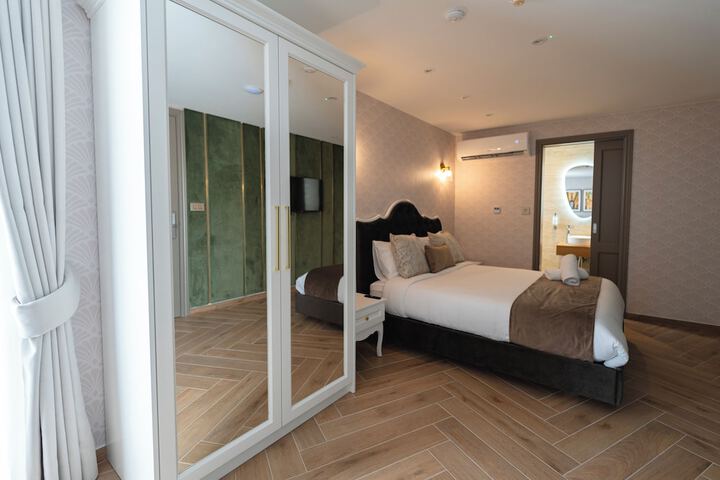 Room 5 of 32