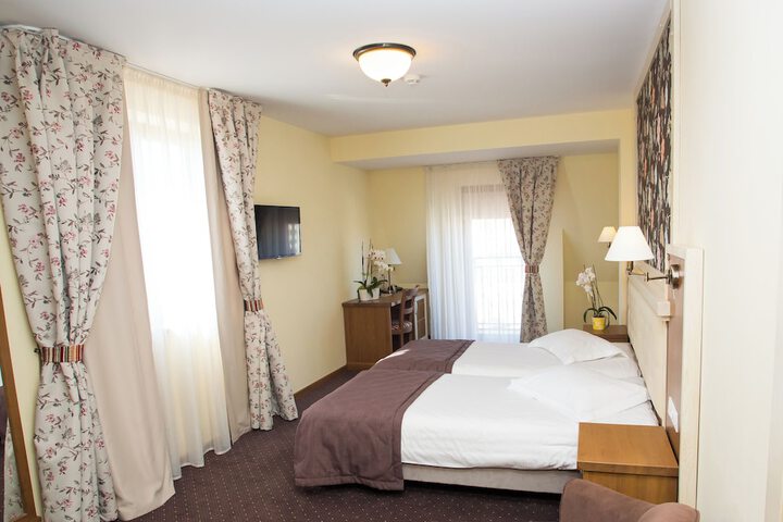 Room 27 of 74