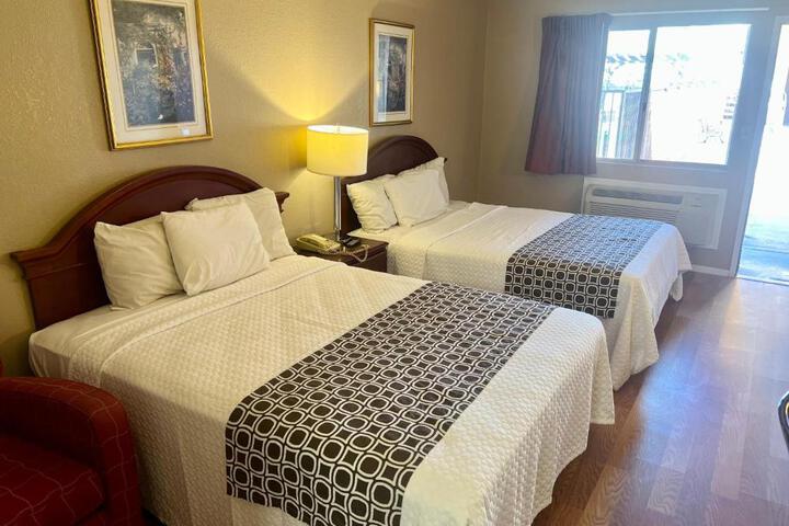 2 Queen Beds (2 of 12)