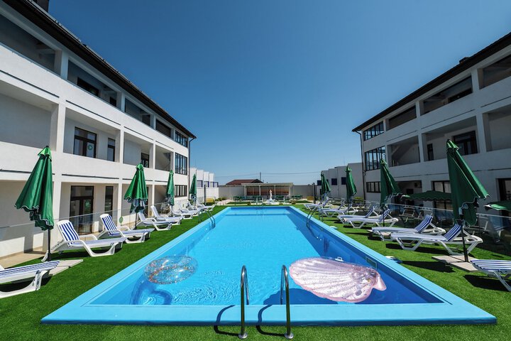 Pool 76 of 109