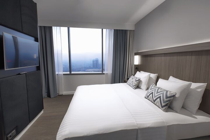 Room 4 of 68