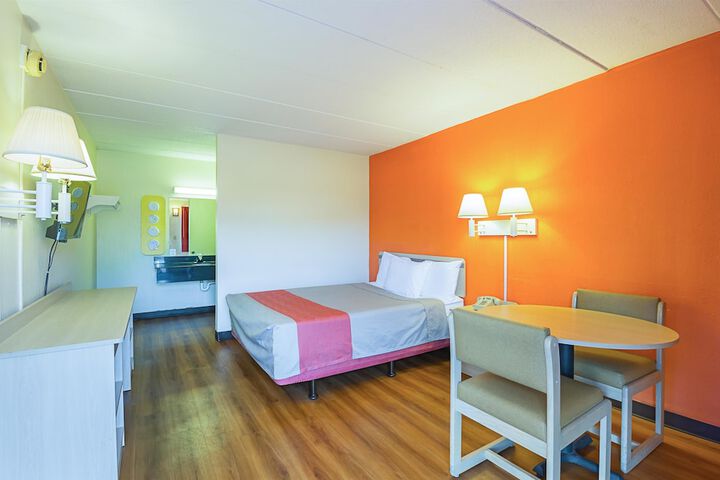 1 Queen Bed (9 of 14)