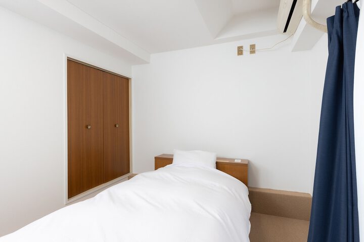 Room 6 of 28