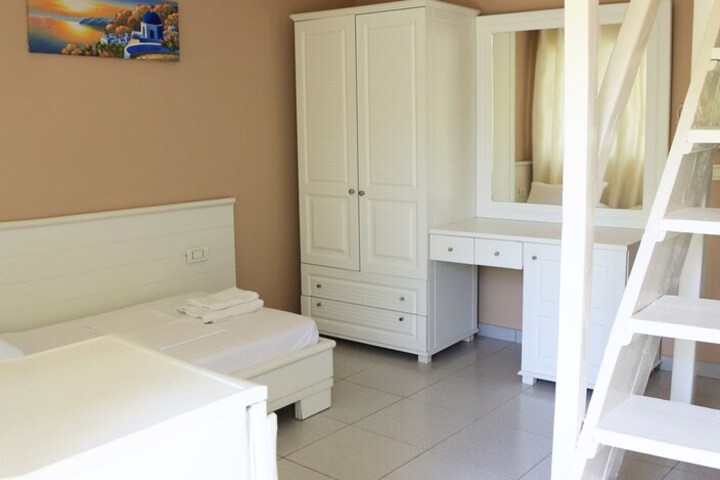 Room 9 of 80