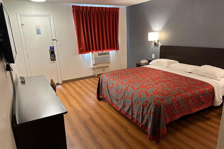 Deluxe King Room (2 of 5)