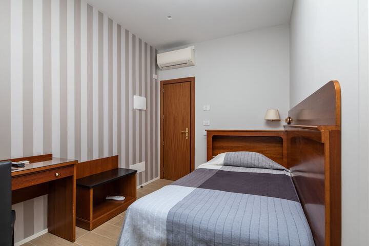 Room 6 of 51