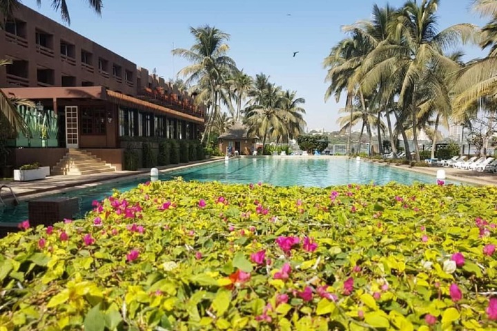 Hotel Pool