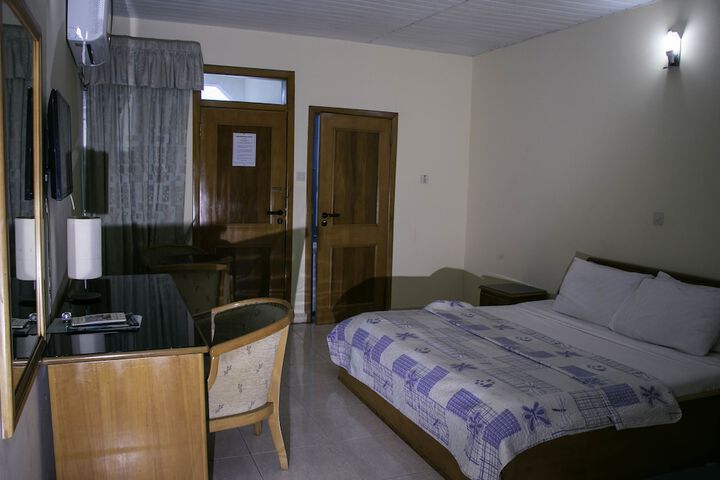 Room 37 of 230