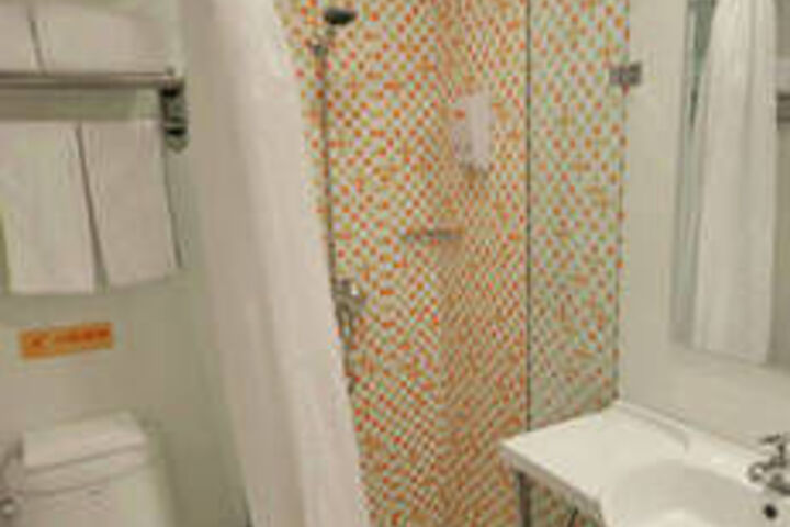 Room 8 of 28