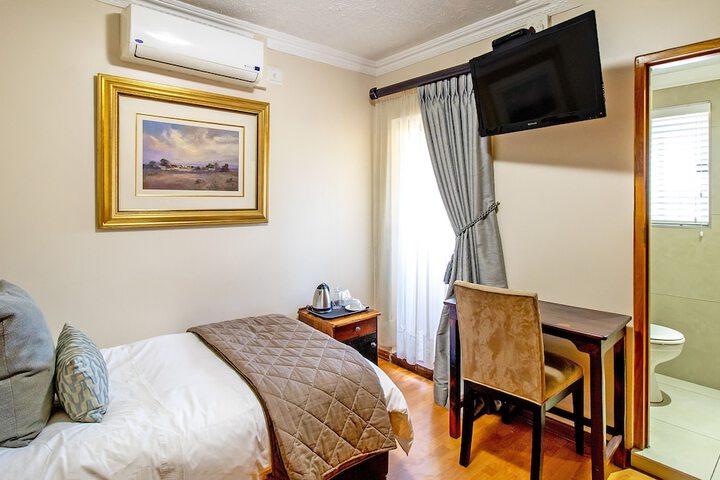 Room 4 of 76