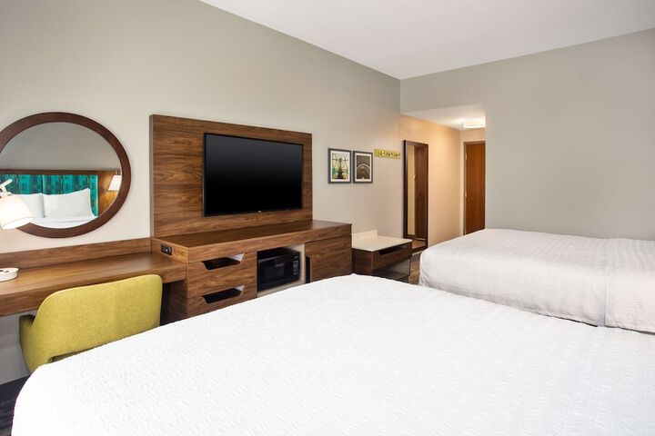 2 Queen Beds (5 of 12)