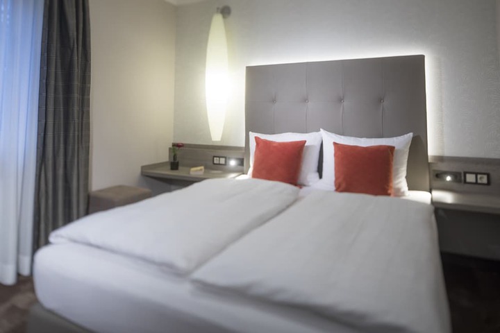 Room 4 of 36