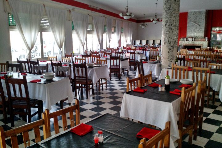 Dining 8 of 19