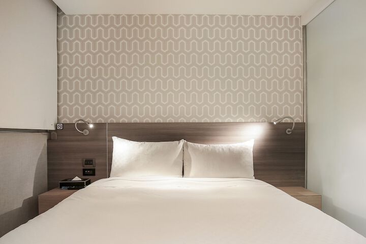 Room 13 of 37