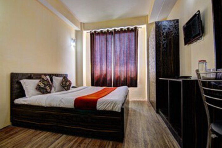 OYO 12862 Hotel Lamaz Residency