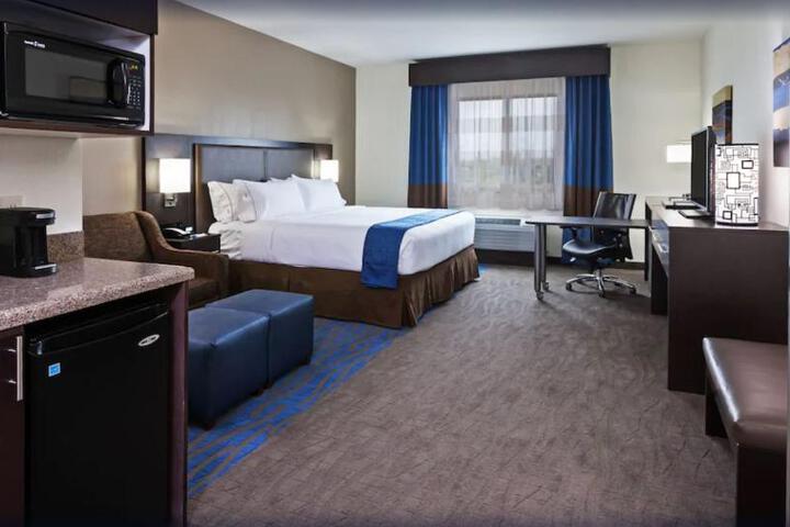 1 King Bed Accessible (4 of 12)