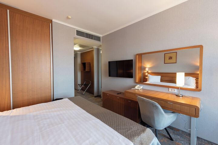 Room 27 of 82