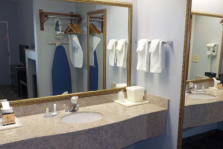 1 King Accessible Walk in Shower Love Seat Exterior Corridor Full Breakfast (19 of 26)