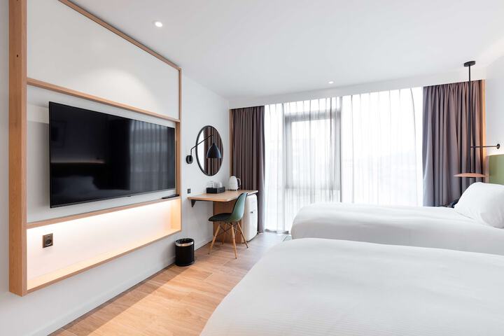 Room 8 of 42