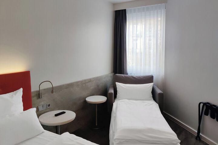 Room 30 of 80