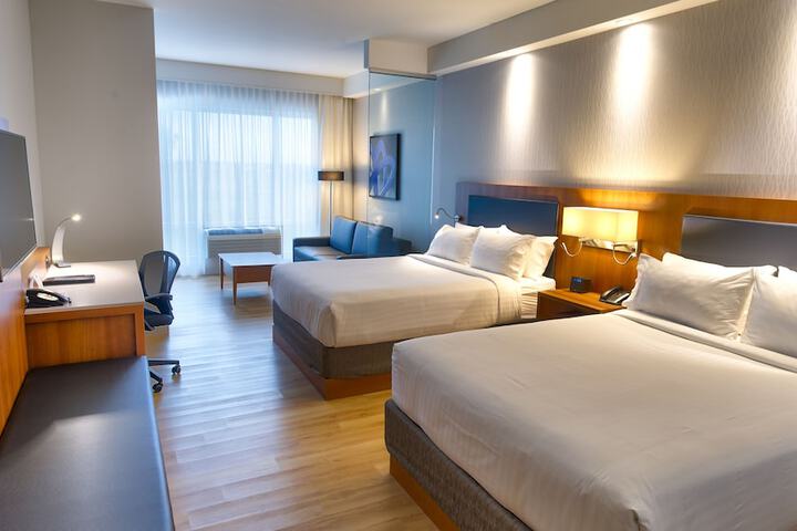 1 Queen Bed (1 of 5)
