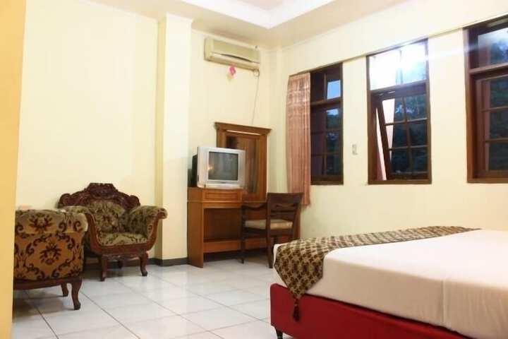 Room 6 of 8