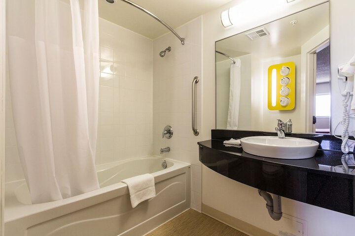 1 Queen Bed (47 of 48)