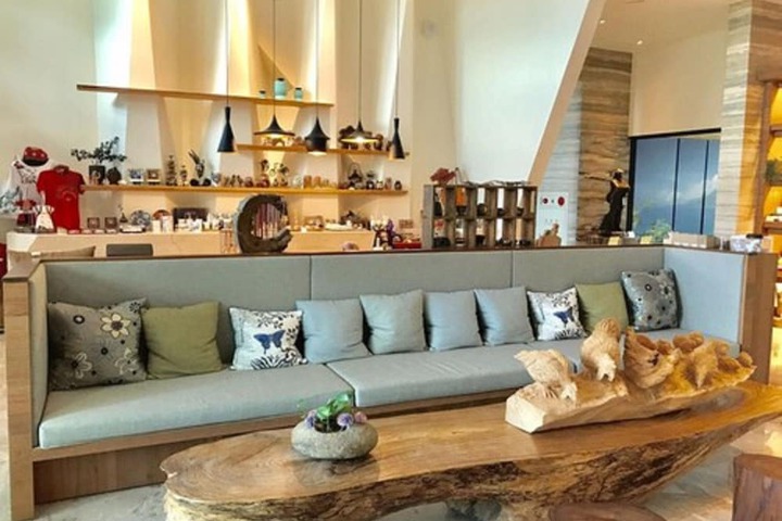 Lounge 41 of 60