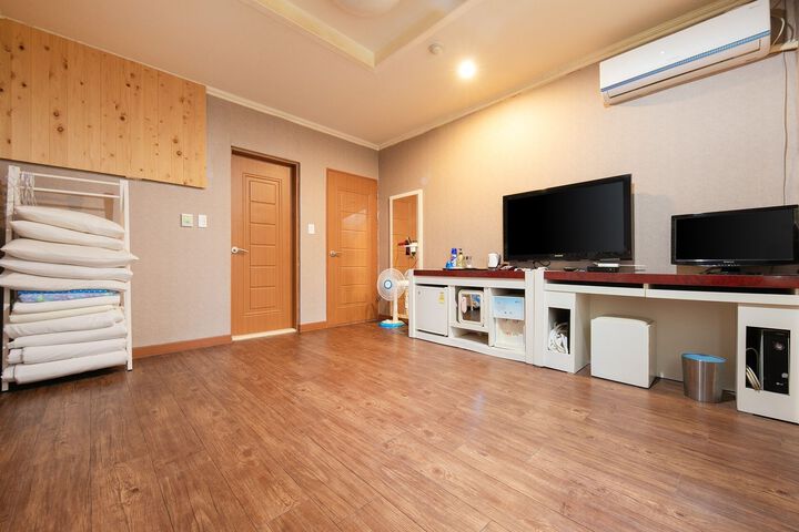 Room 4 of 25