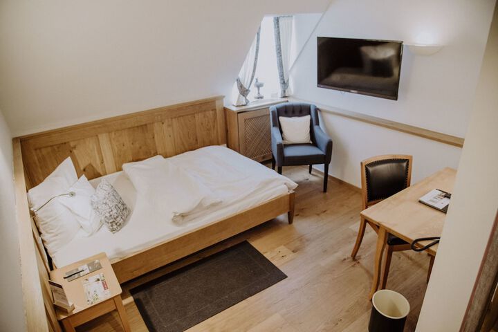 Room 26 of 103
