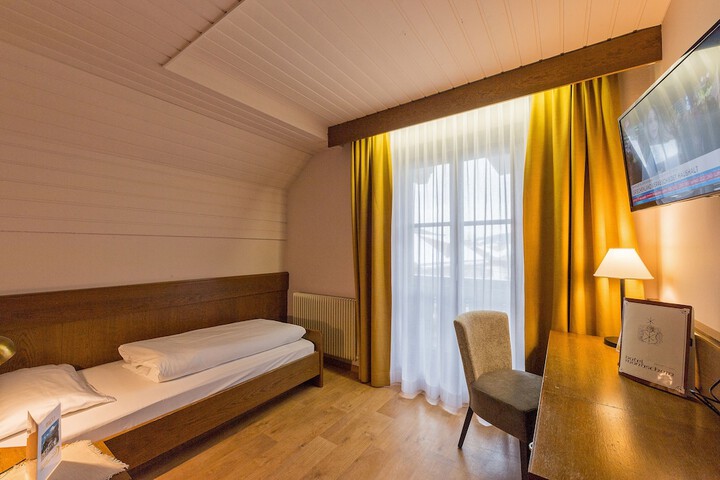 Room 12 of 38