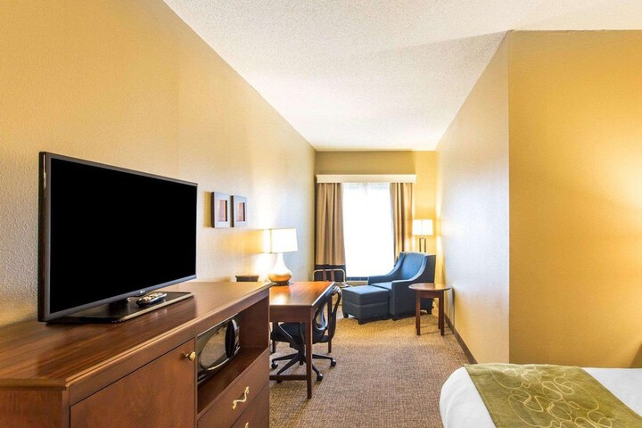 1 King Bed Suite (13 of 16)