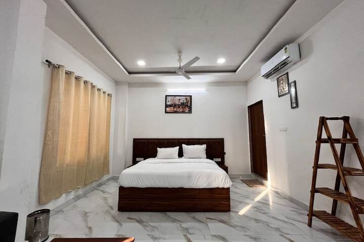Room 4 of 52
