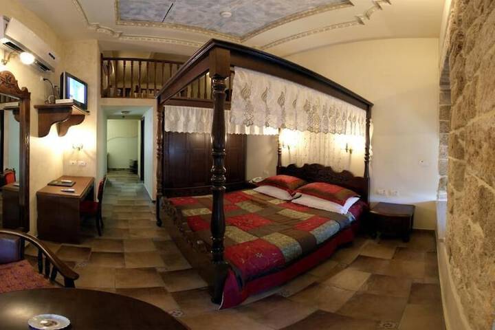 Room 14 of 27
