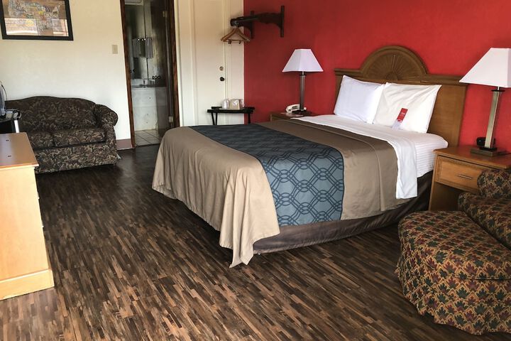 1 Queen Bed (1 of 7)