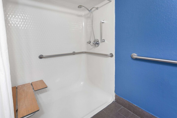 1 Queen Bed Mobility Hearing Accessible Room Bathtub with Grab Bars (6 of 15)
