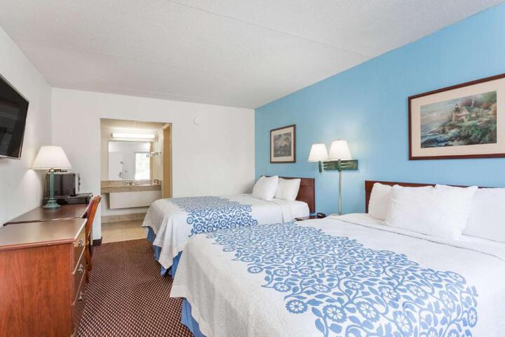 1 Queen Bed (10 of 14)